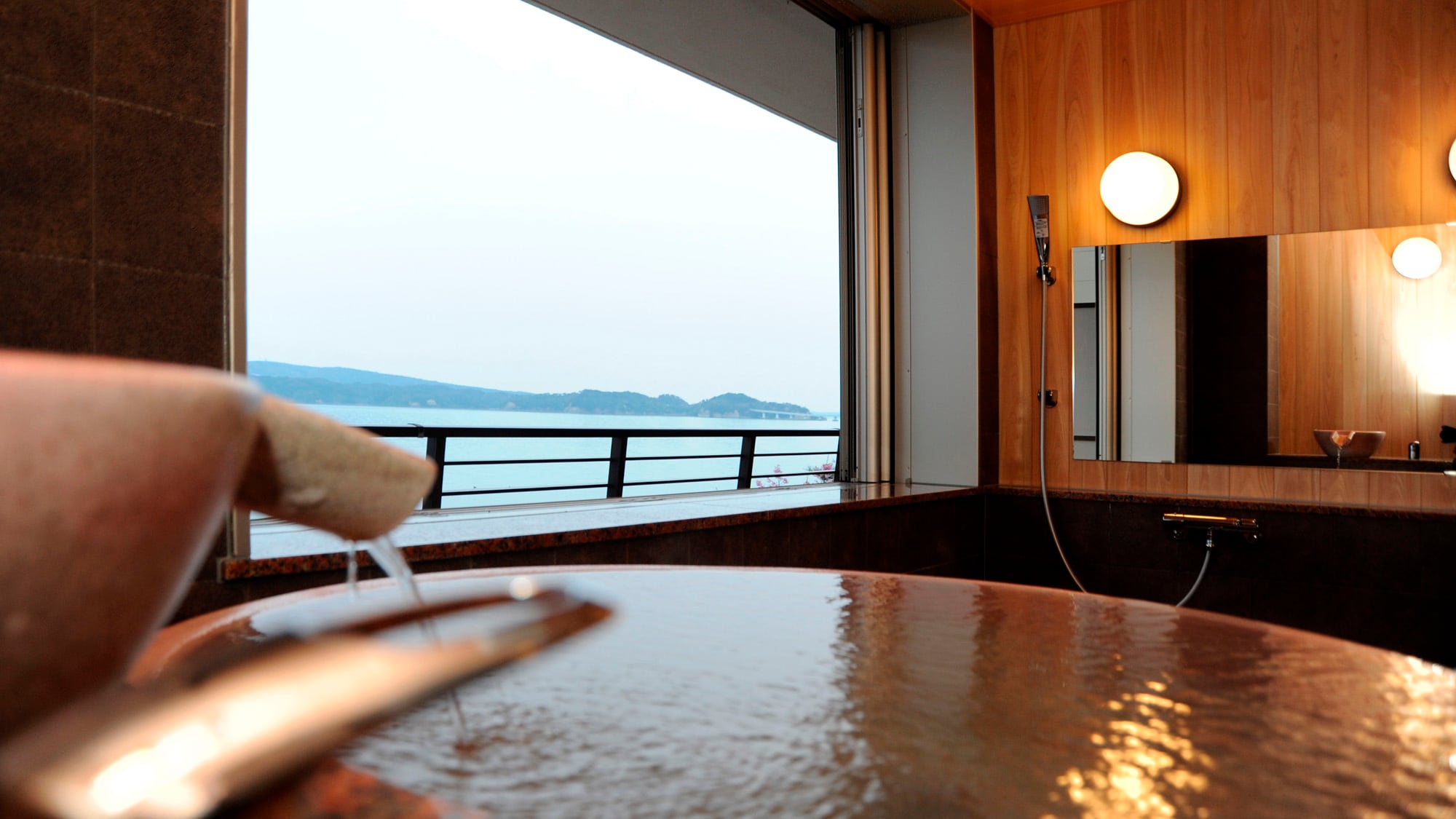 Phòng kết hợp phong cách Nhật Bản và phương Tây với bồn tắm bán ngoài trời (suối nước nóng) [Ví dụ về phòng tắm]