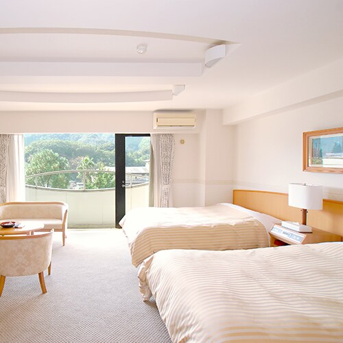 Western-style room (4 beds) Double bed x 3 Single bed x 1 Living room included ♪ Wi-Fi available