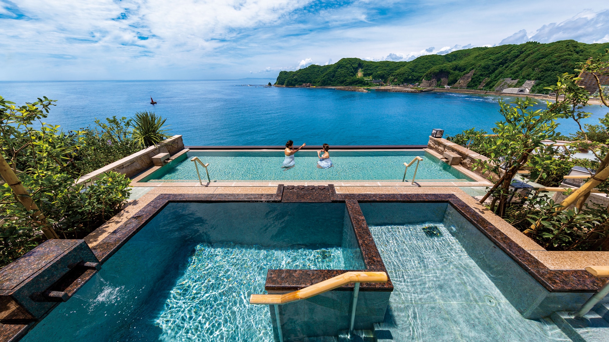 *[Open-air bath] An open-air bath 35 meters above ground. Enjoy the magnificent view and a sense of freedom to your heart's content.