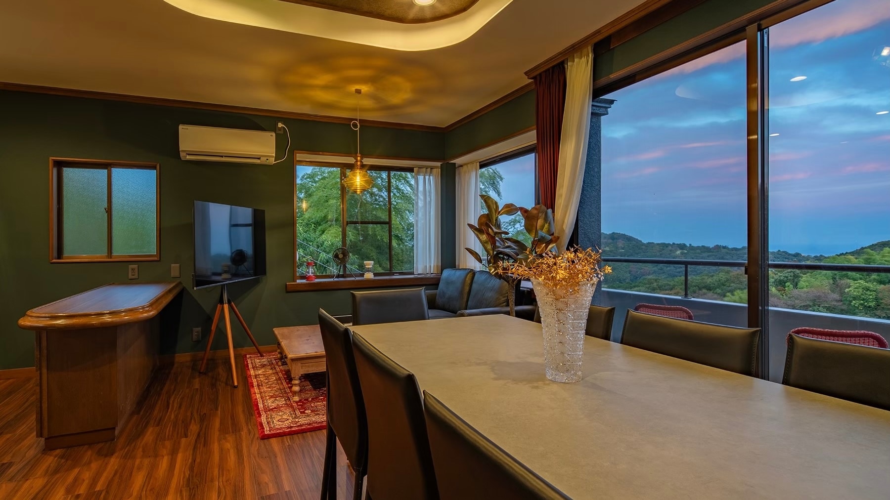 <Dining> A dining room overlooking the forest, sky, and sea of Ito. Enjoy a meal or tea time with loved ones.