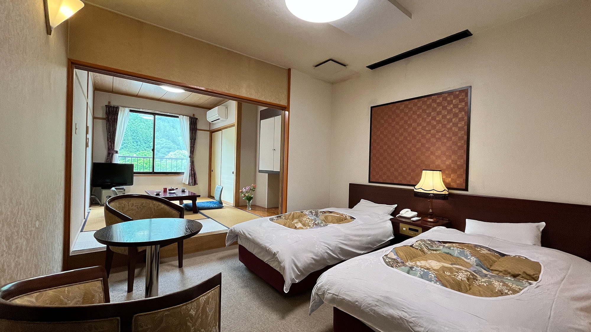 Japanese-Western style room with bath and toilet Relax in bed and Japanese-style room. It is on the second floor and you can see the mountains.