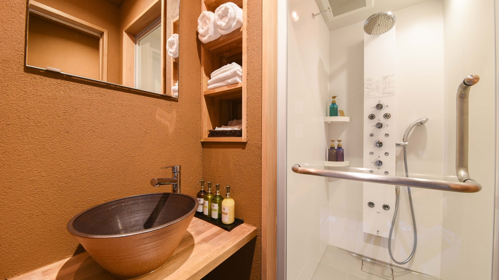 * [Example of room (new building nest common bath toilet)] Natural materials are casually blended into every corner of the room.
