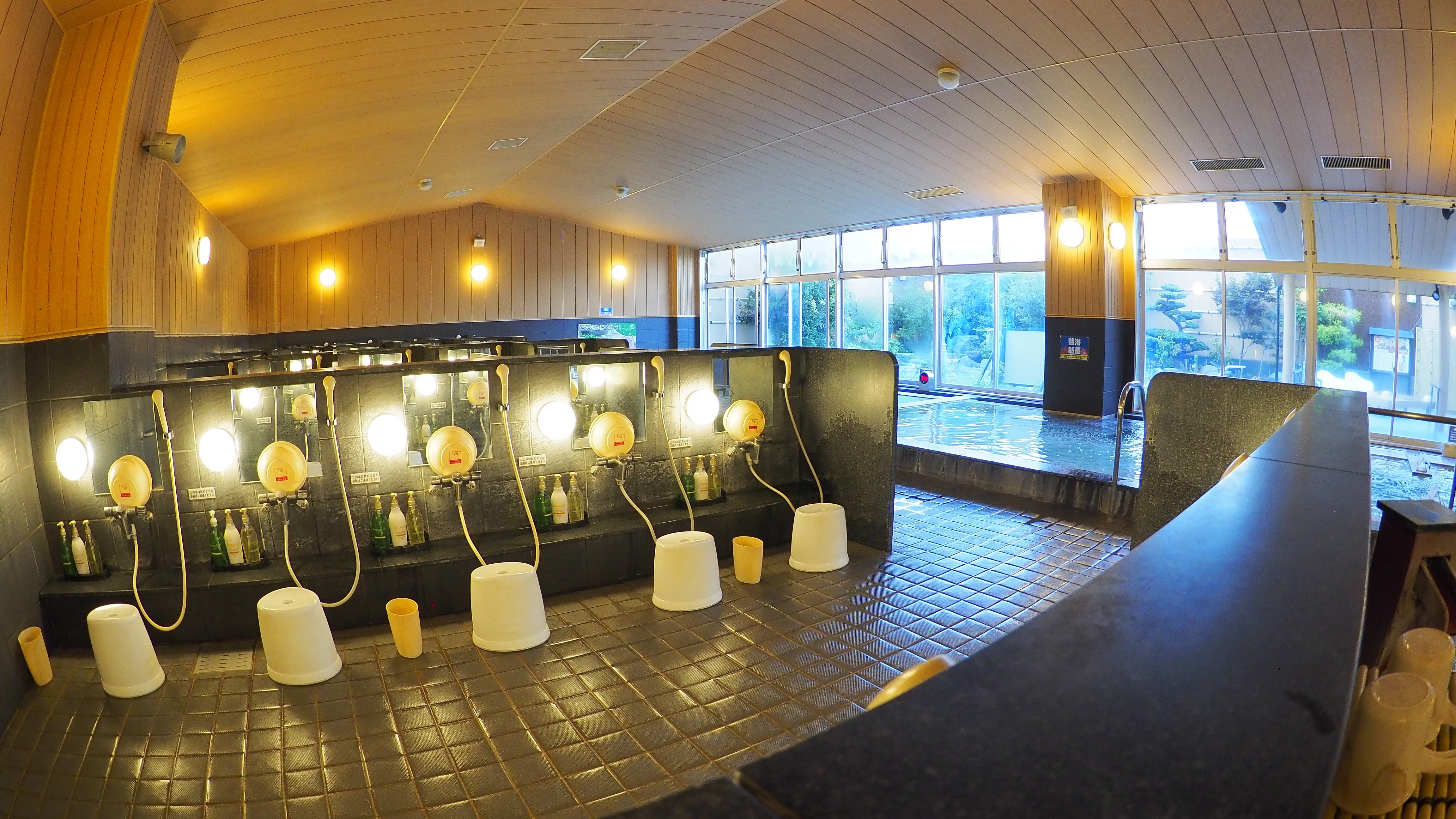 พื้นที่ซักล้างอาบน้ำสาธารณะขนาดใหญ่