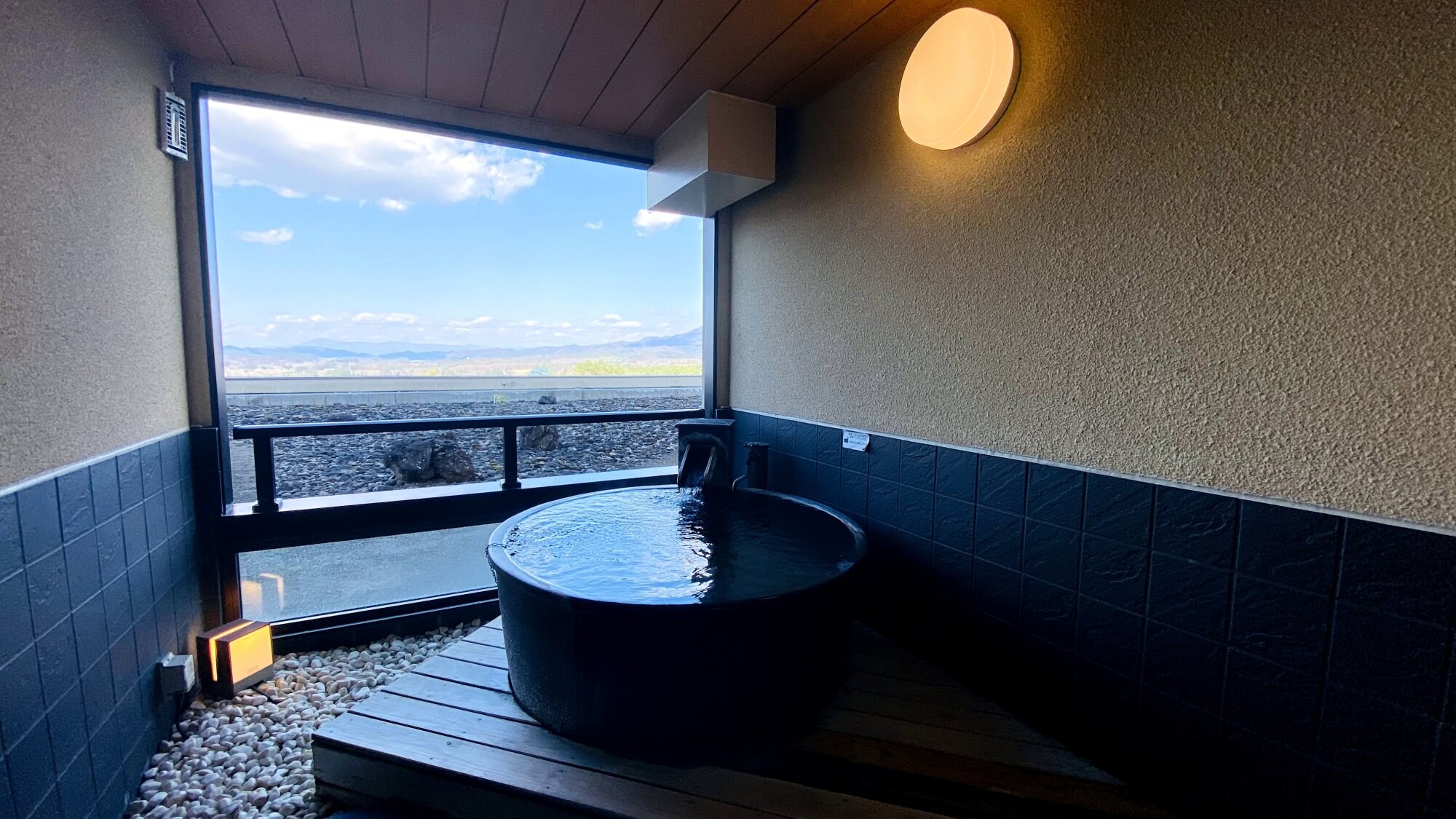 [Peach Blossoms and Leaves]: Pot bath