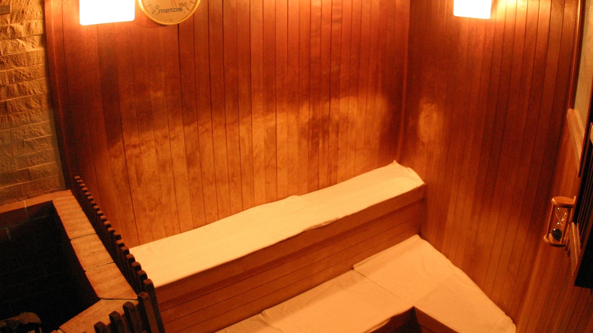 Both men's and women's saunas are available from 15:00 to 21:00.