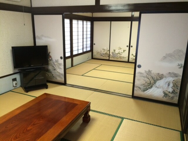 Main building: 2 detached rooms of 8 tatami mats each