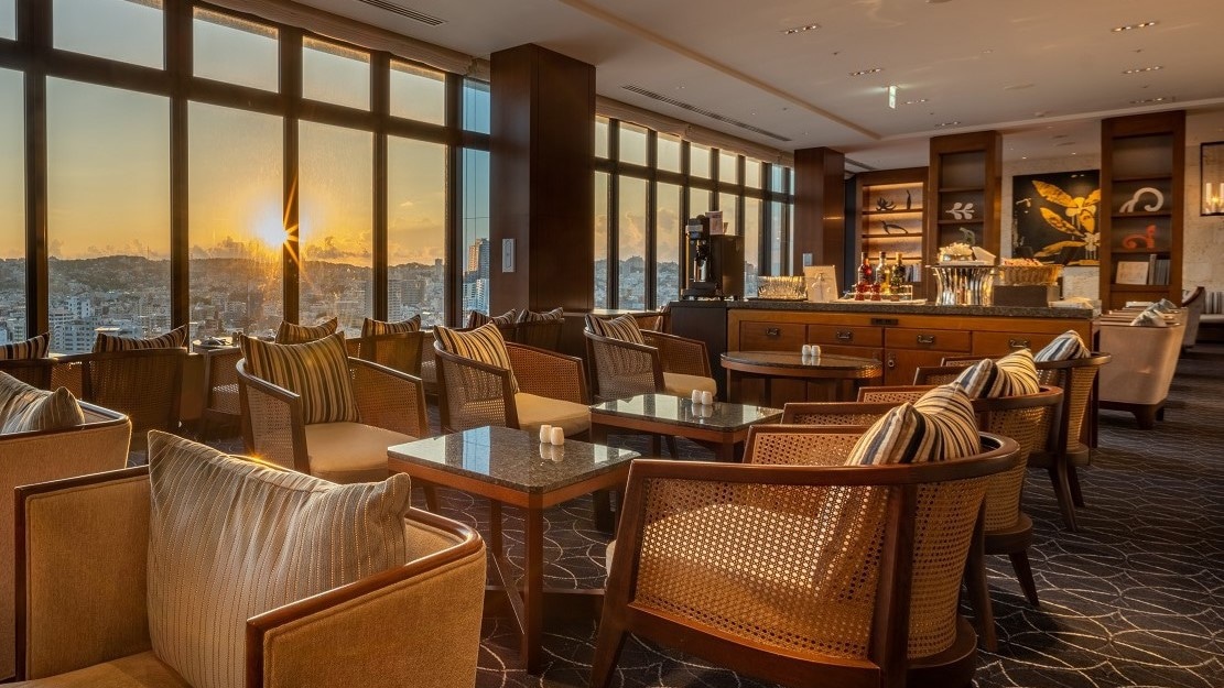 [Club Lounge] Momen matahari terbenam di lantai paling atas