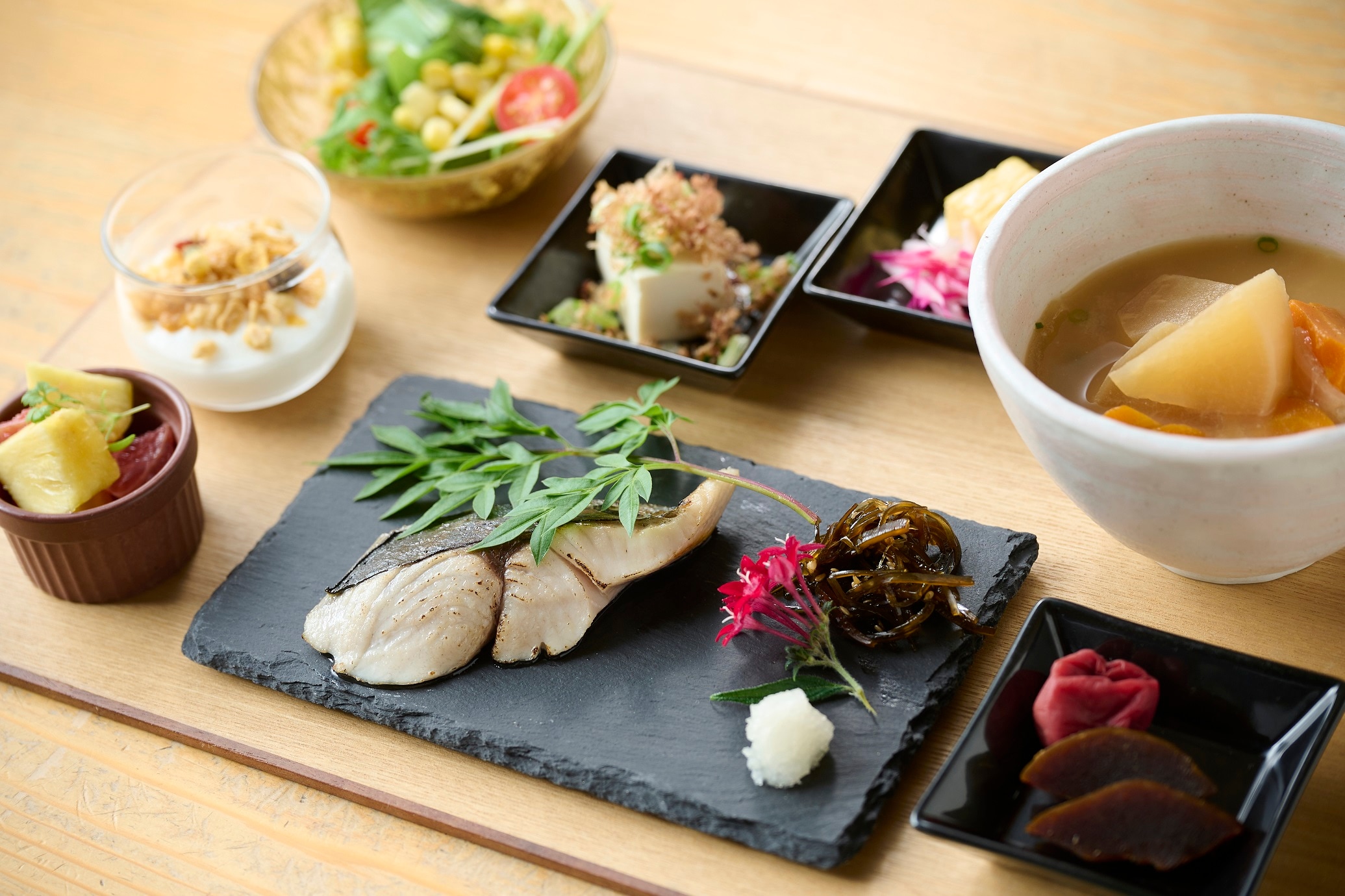 Bữa sáng: Bữa ăn được chuẩn bị kỹ lưỡng cho mỗi người bằng nguyên liệu Nara.