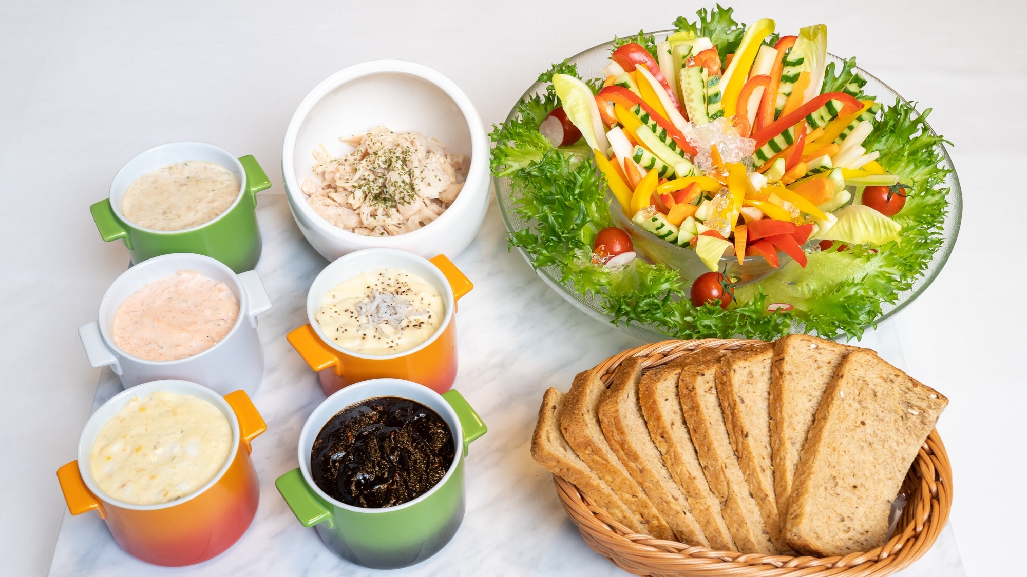 [Stick salad and dipping sauce] Make a sandwich with your favorite vegetables and dipping sauce.