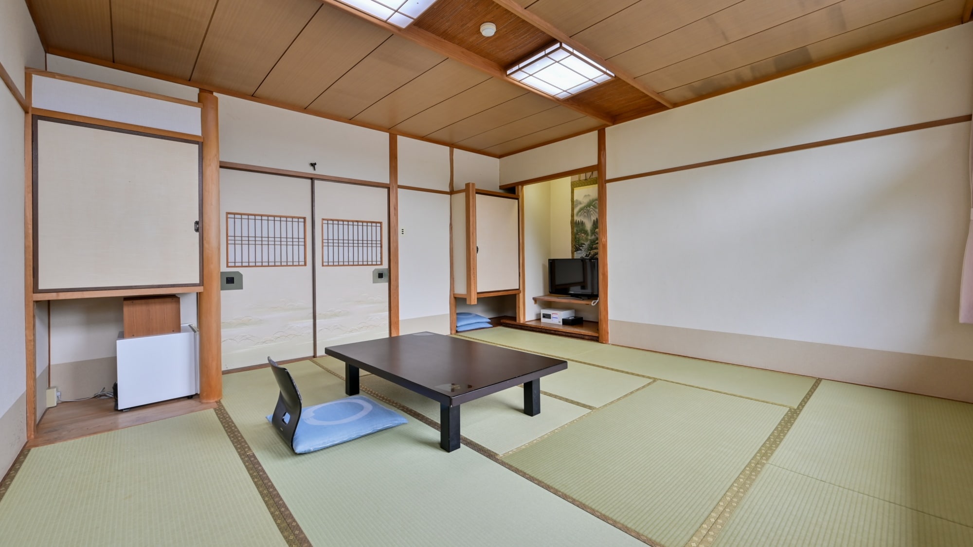 [Main building 2nd floor] 12 tatami Japanese-style room - Relax in a spacious space