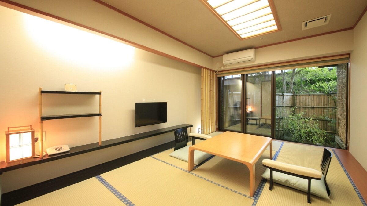 [Room with open-air bath] A room with a calm atmosphere equipped with a bamboo hermitage / Japanese-style room / tsubo garden.