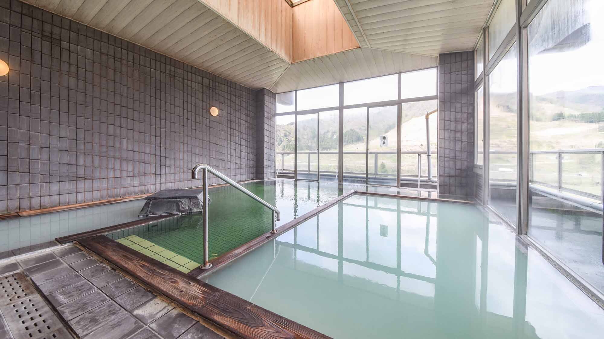 * [Hot spring/large indoor bath] Hot spring that changes color from transparent to emerald green, green, milky white depending on the temperature.