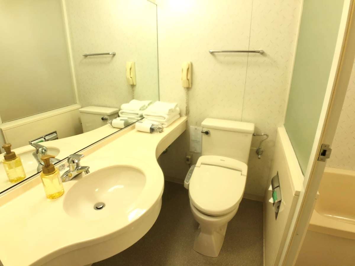 Standard double_bathroom unit ประเภทอ่างอาบน้ำ พร้อมอ่างล้างหน้าที่กว้างขวาง
