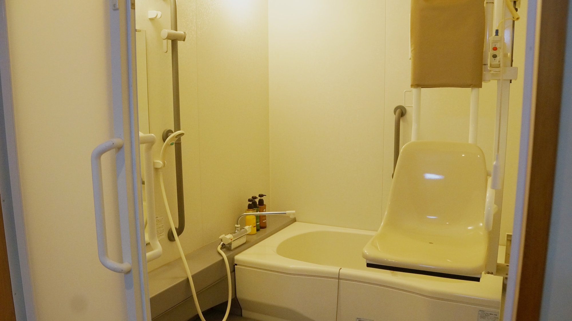 *[Barrier-free rooms] Wheelchair accessible rooms are also available. Please feel free to contact us.