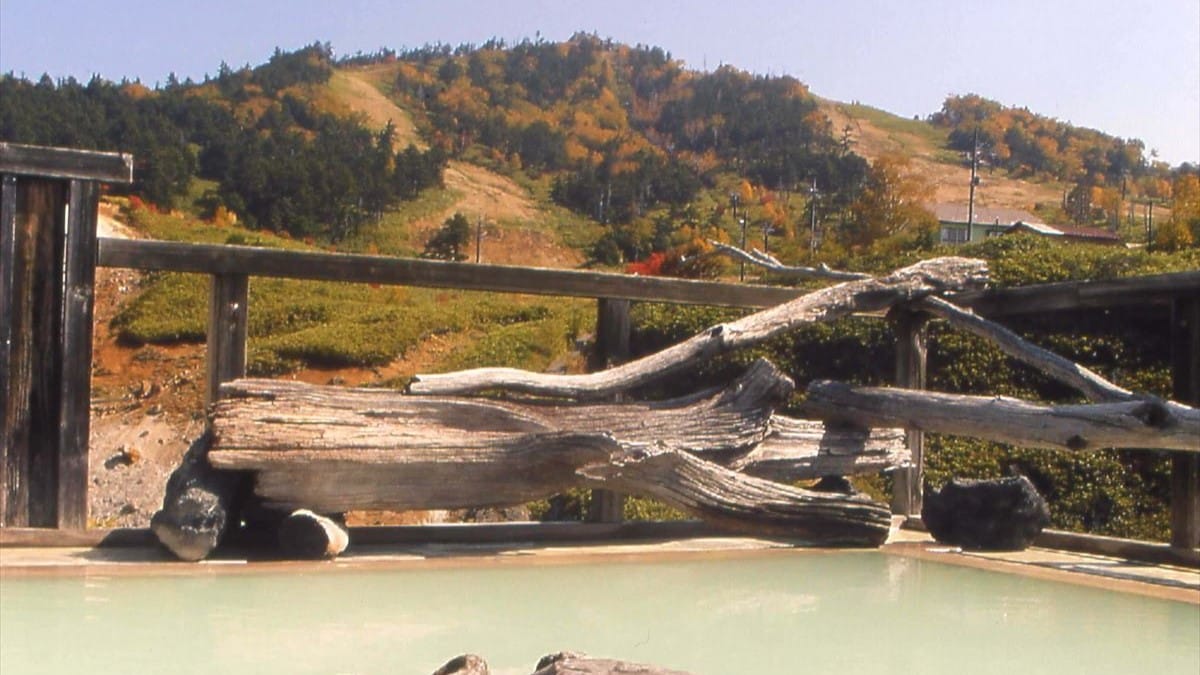 [Gokuraku no Yu] An open-air bath where you can enjoy the magnificent mountains of Manza and the starry sky