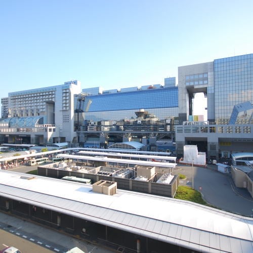 Stasiun Kyoto dilihat dari koridor di lantai kamar tamu hotel
