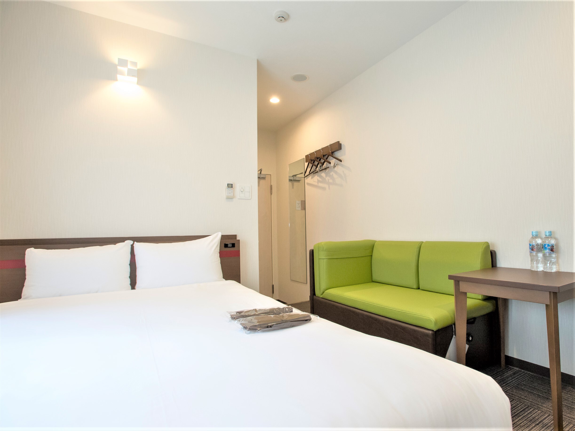 [1 floor with stairs] Top floor non-smoking double room