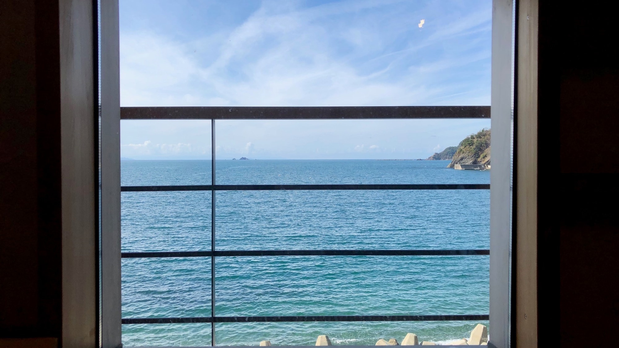 *[View from the room] Wakasa Bay can be seen from the small window of the Japanese-style room. The view is simply soothing.