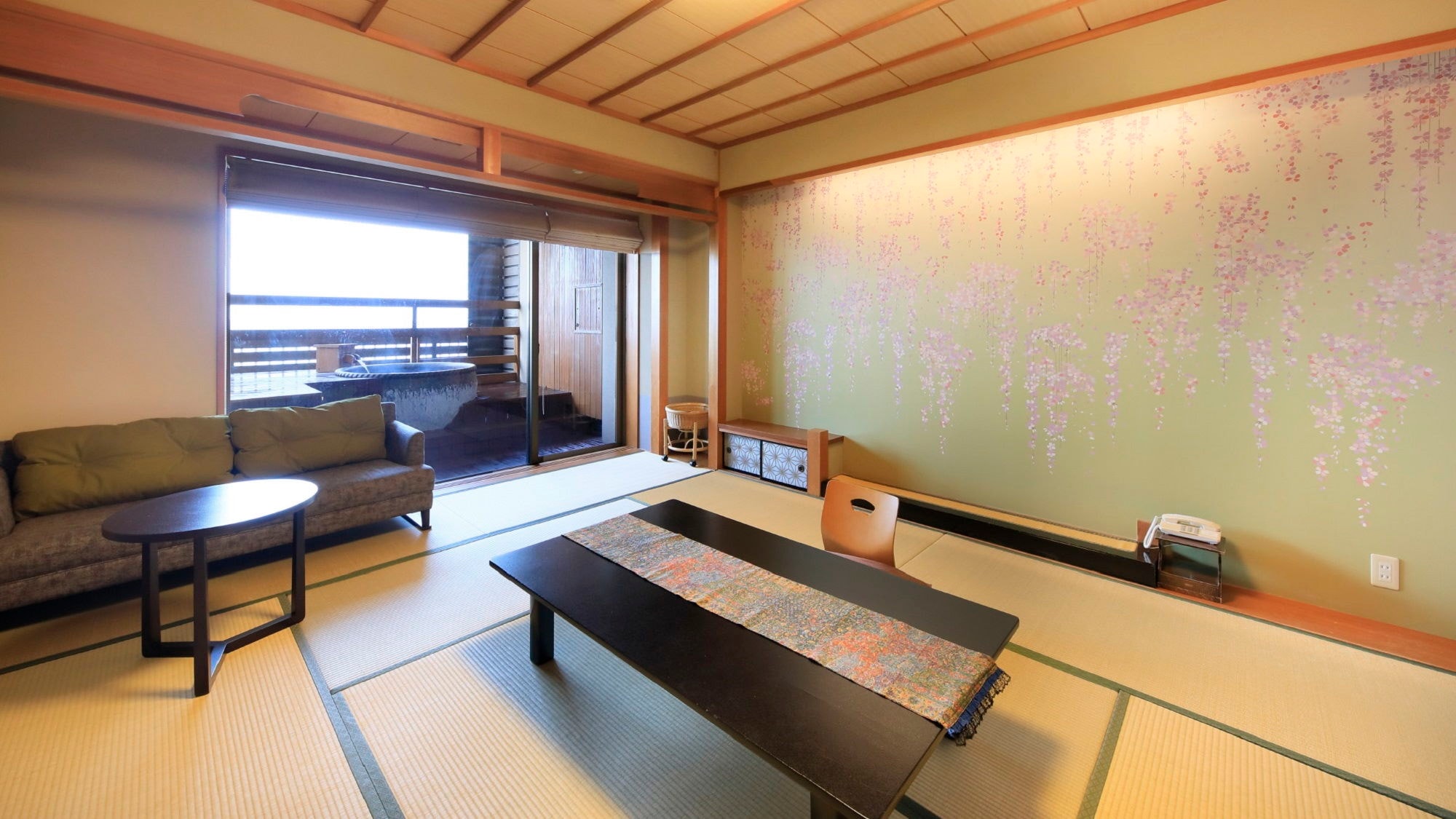 An example of an 8 tatami Japanese-style room with an open-air bath