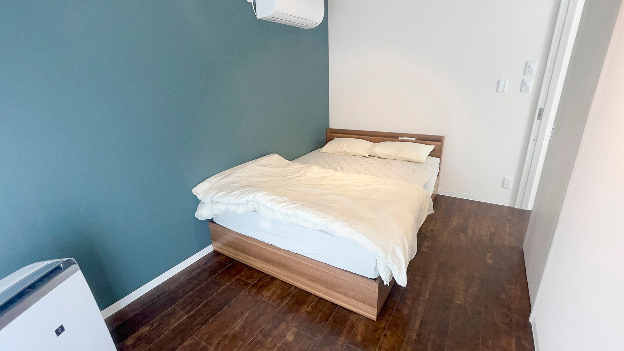 ・[Building B/Bedroom] A simple room with one double bed. Air conditioning