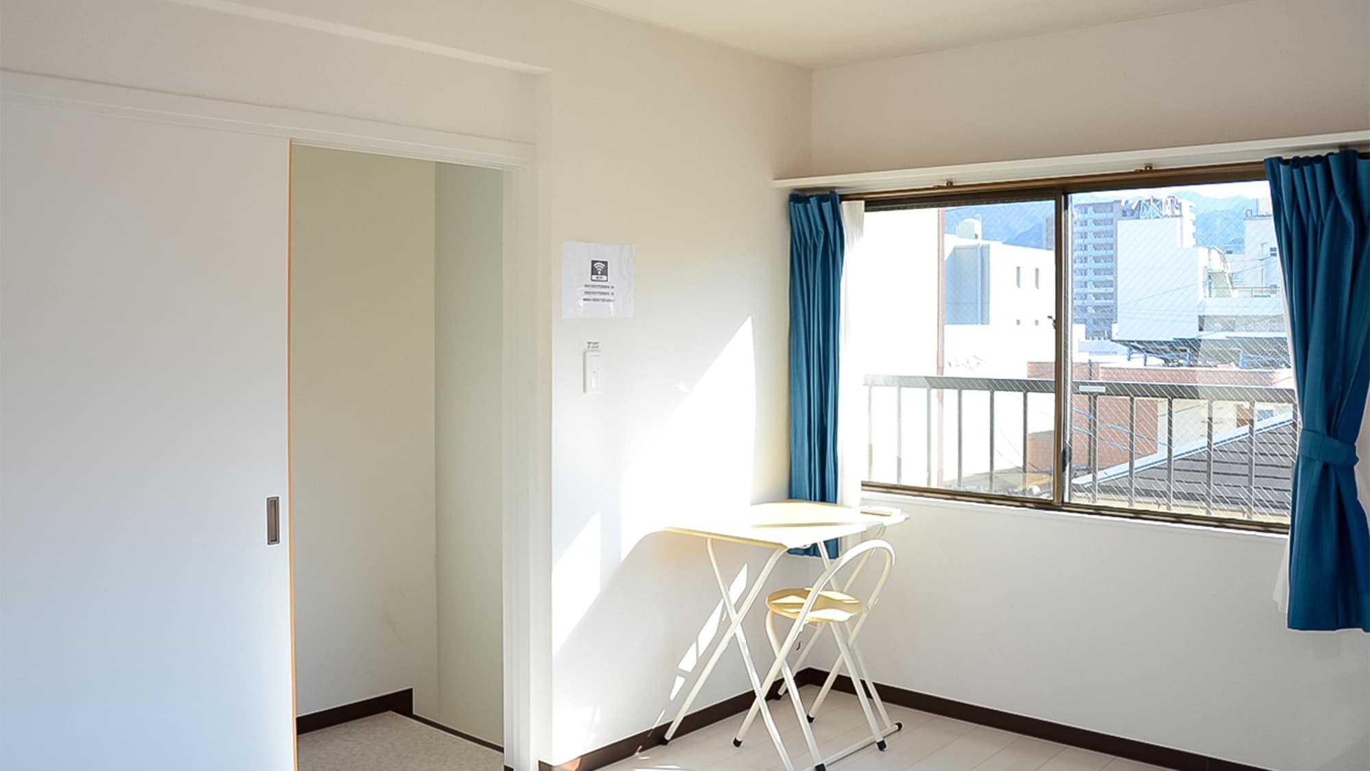 ・【301】　Bedroom C　2 double futons/desk included