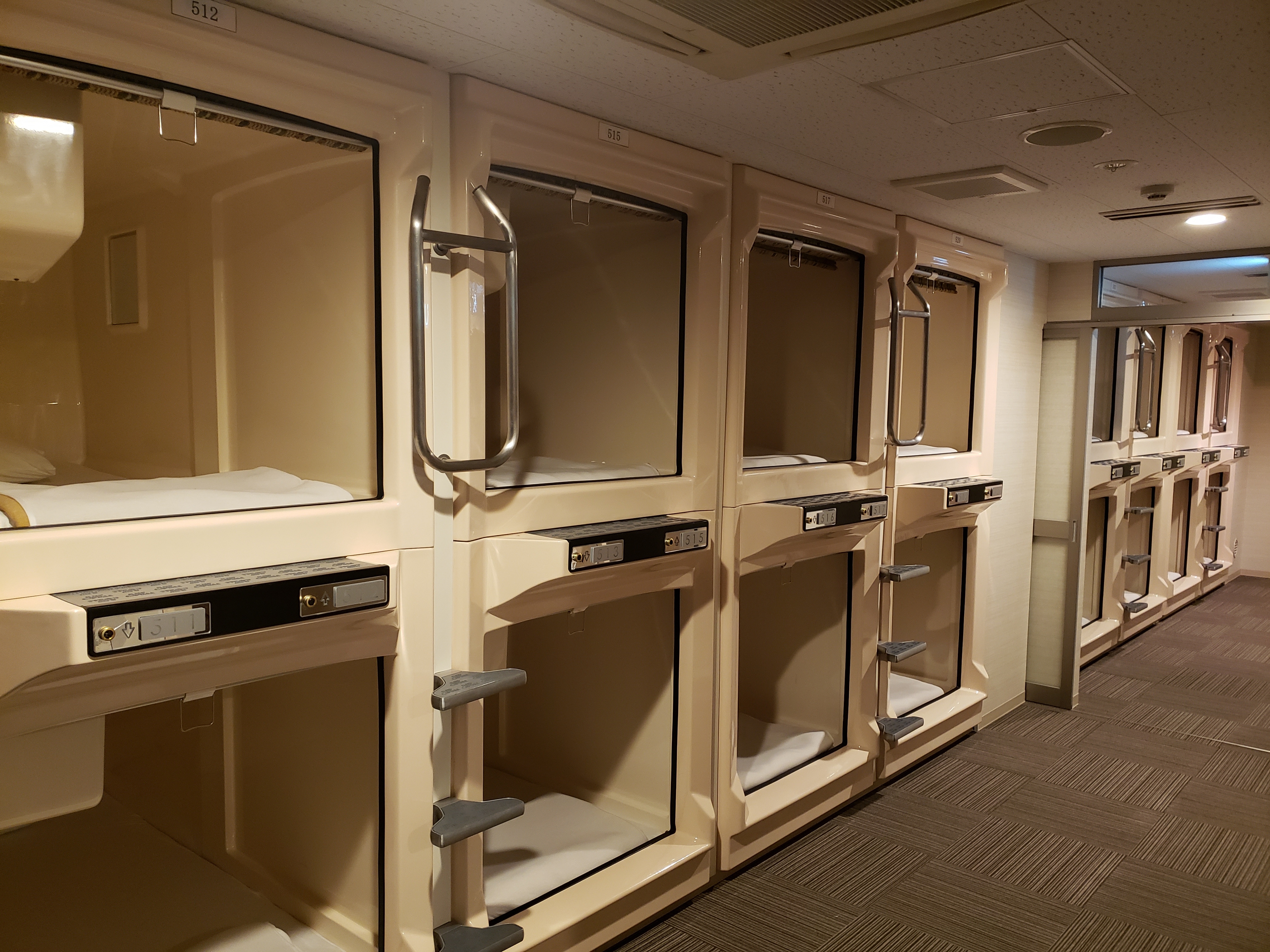 Men's capsule: All rooms have TV! Outlet and Wi-Fi are also available.
