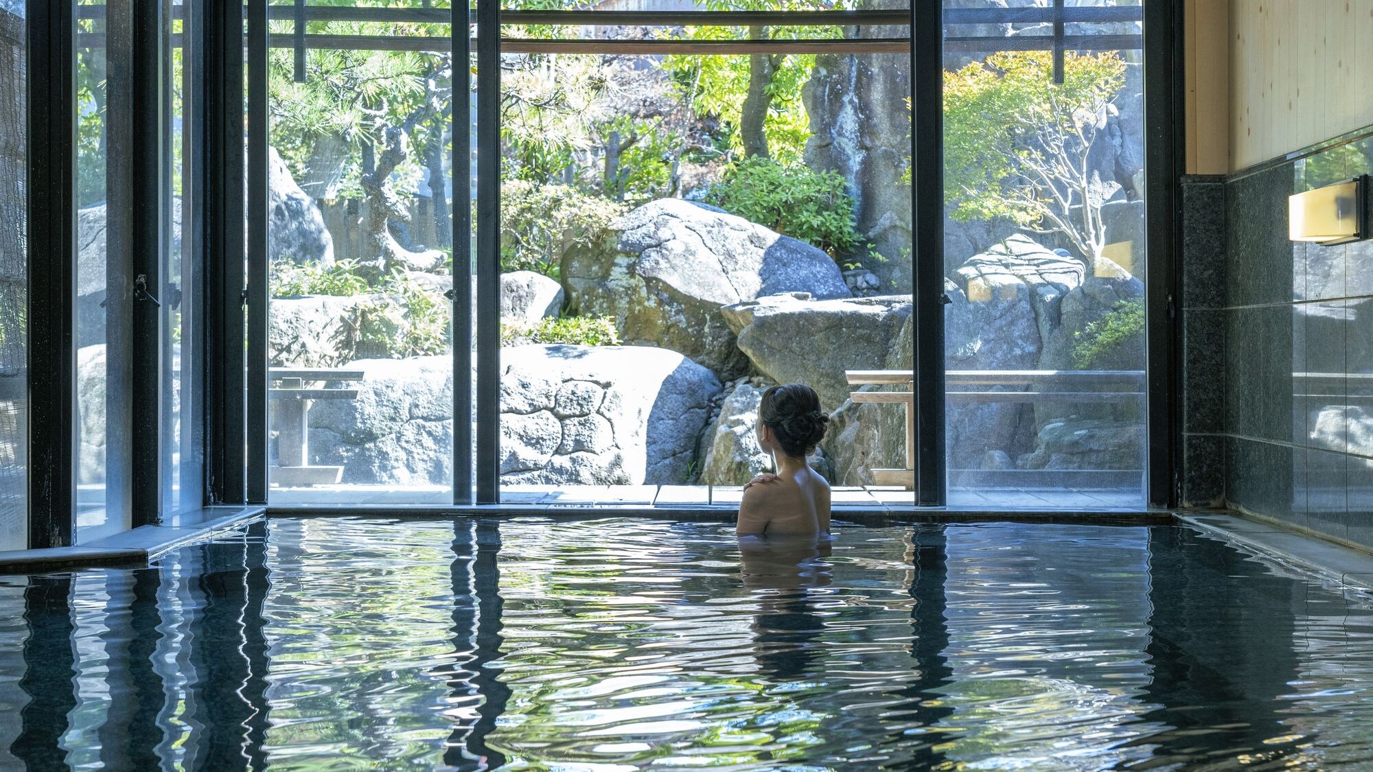 [Shikibu-no-Yu] * Put it in at the depth of the waist. Dreamy while looking at the garden.