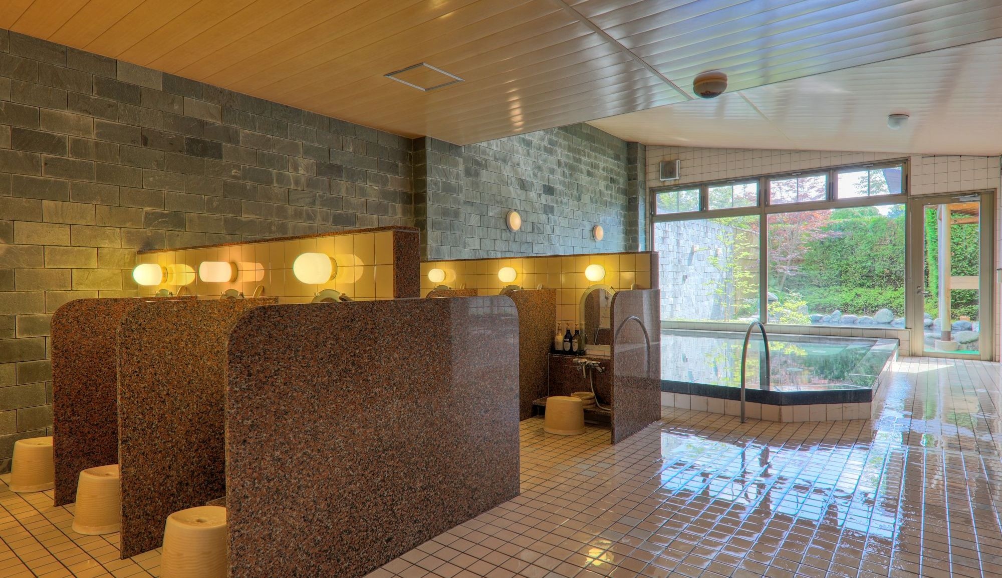 [Indoor bath] Fuji lava stones are spread all over in the Hiba tree bathtub, and you can enjoy both the hot spring ingredients and the lava stone ingredients.