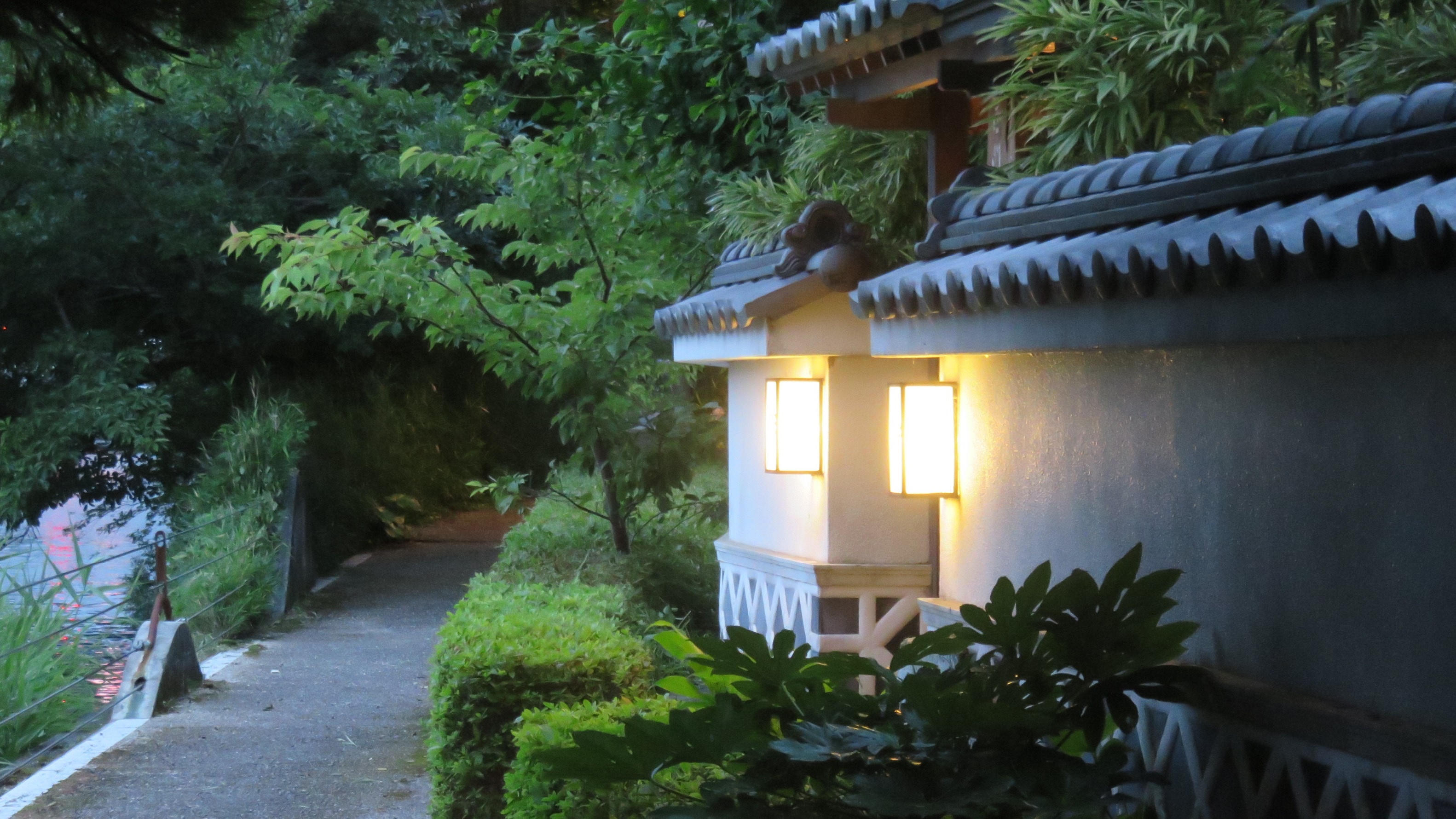 Entrance to the promenade, Akanemon Gate (Onjuku Shinshima) at night