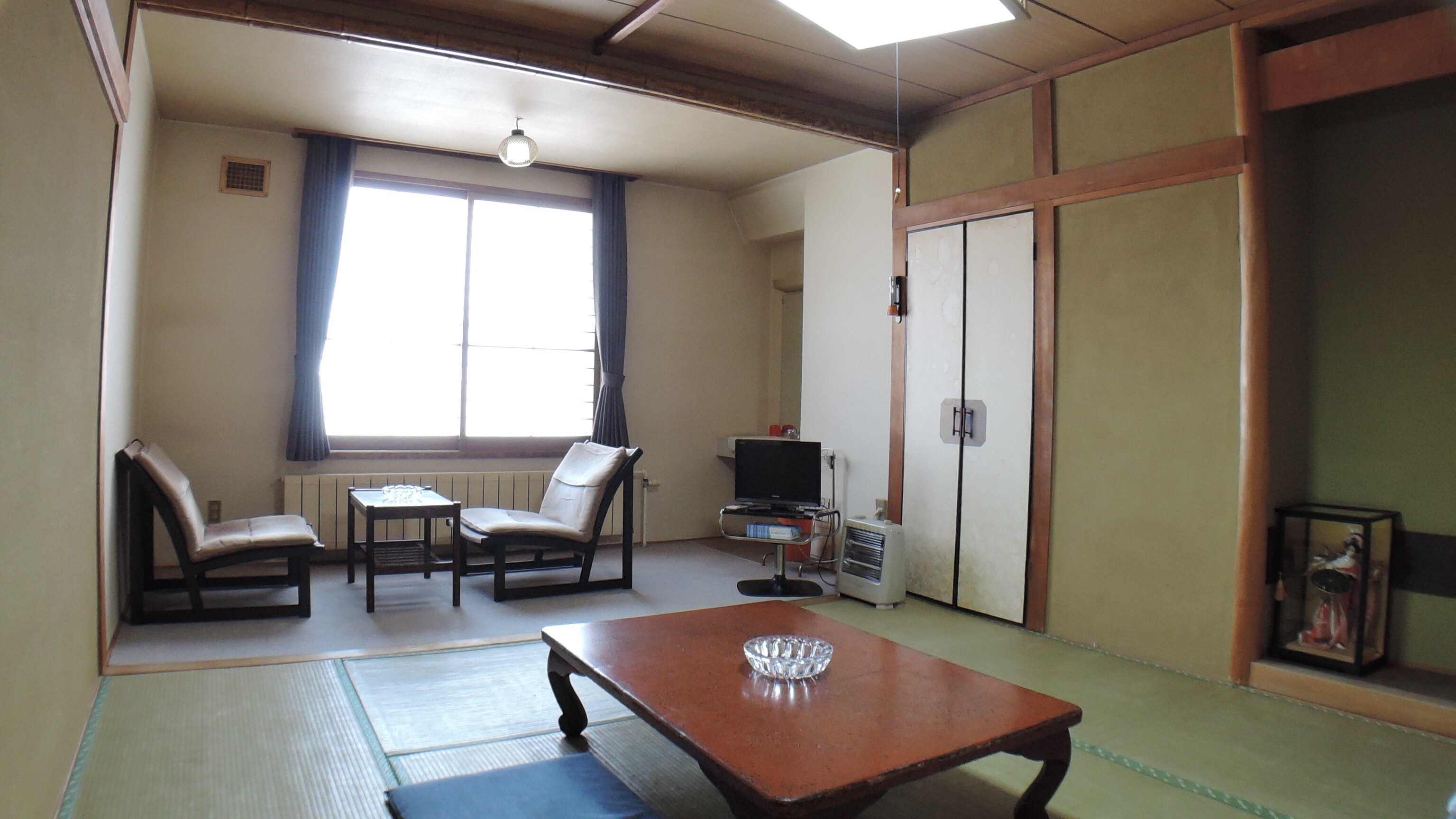 *Contoh kamar bergaya Jepang berukuran 8 tatami/Kamar bergaya Jepang murni yang direkomendasikan untuk pelancong bisnis, pelancong solo, pasangan, dan pasangan menikah.