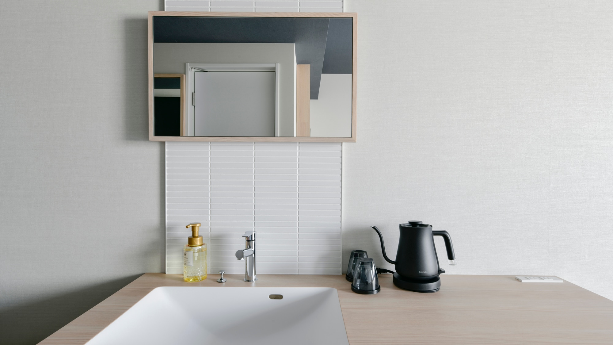 Kembar sedang: wastafel dan area meja