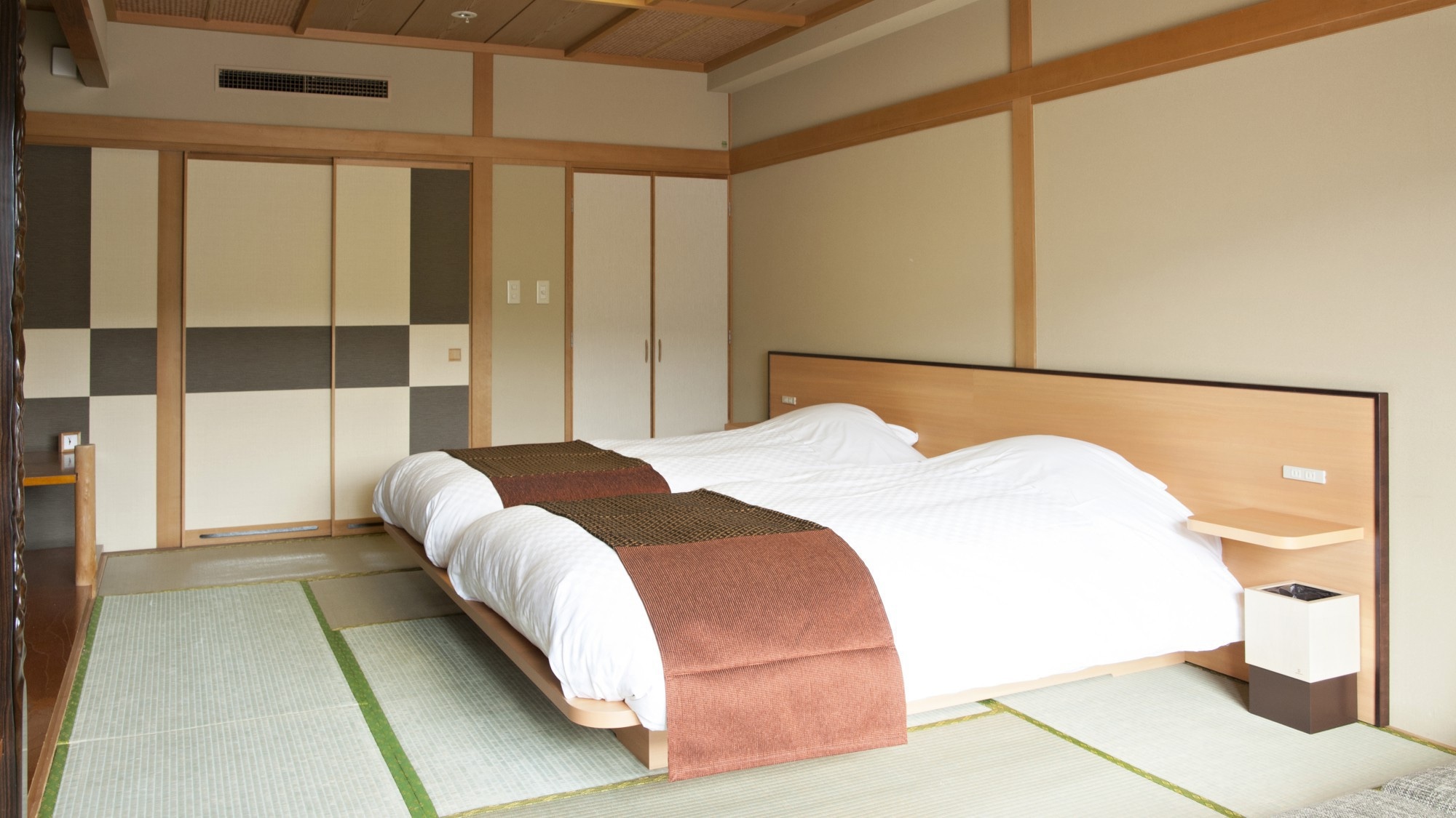 [Mountain side] Japanese-style twin room (with bath) / A room with a bed on a tatami mat (image)