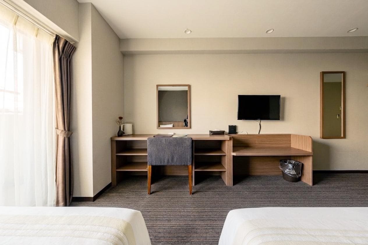 ■ Japanese-Western style room ■ Workspace and luggage rack