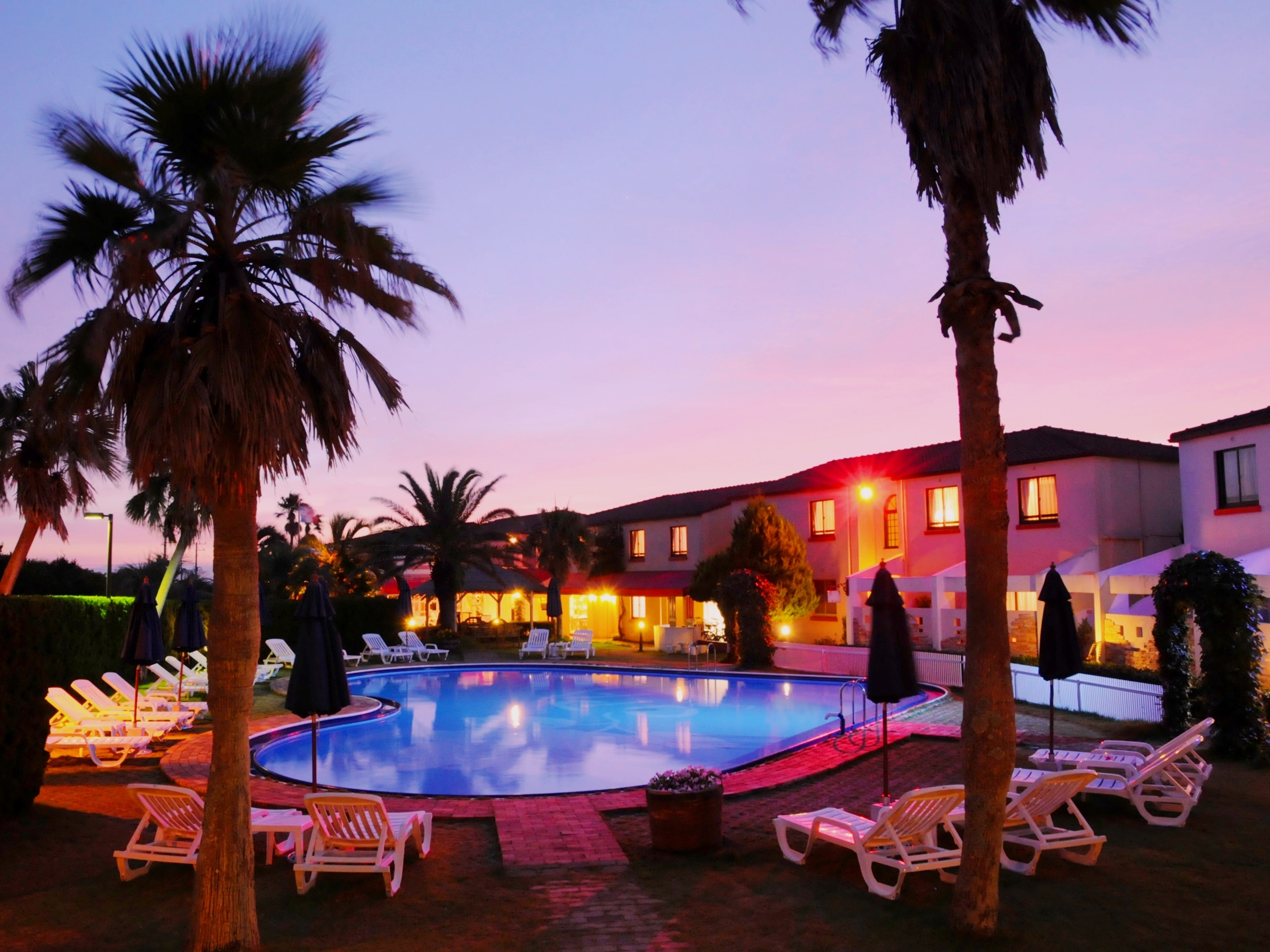 黃昏時的 OPA。橙色至淺紫色漸變