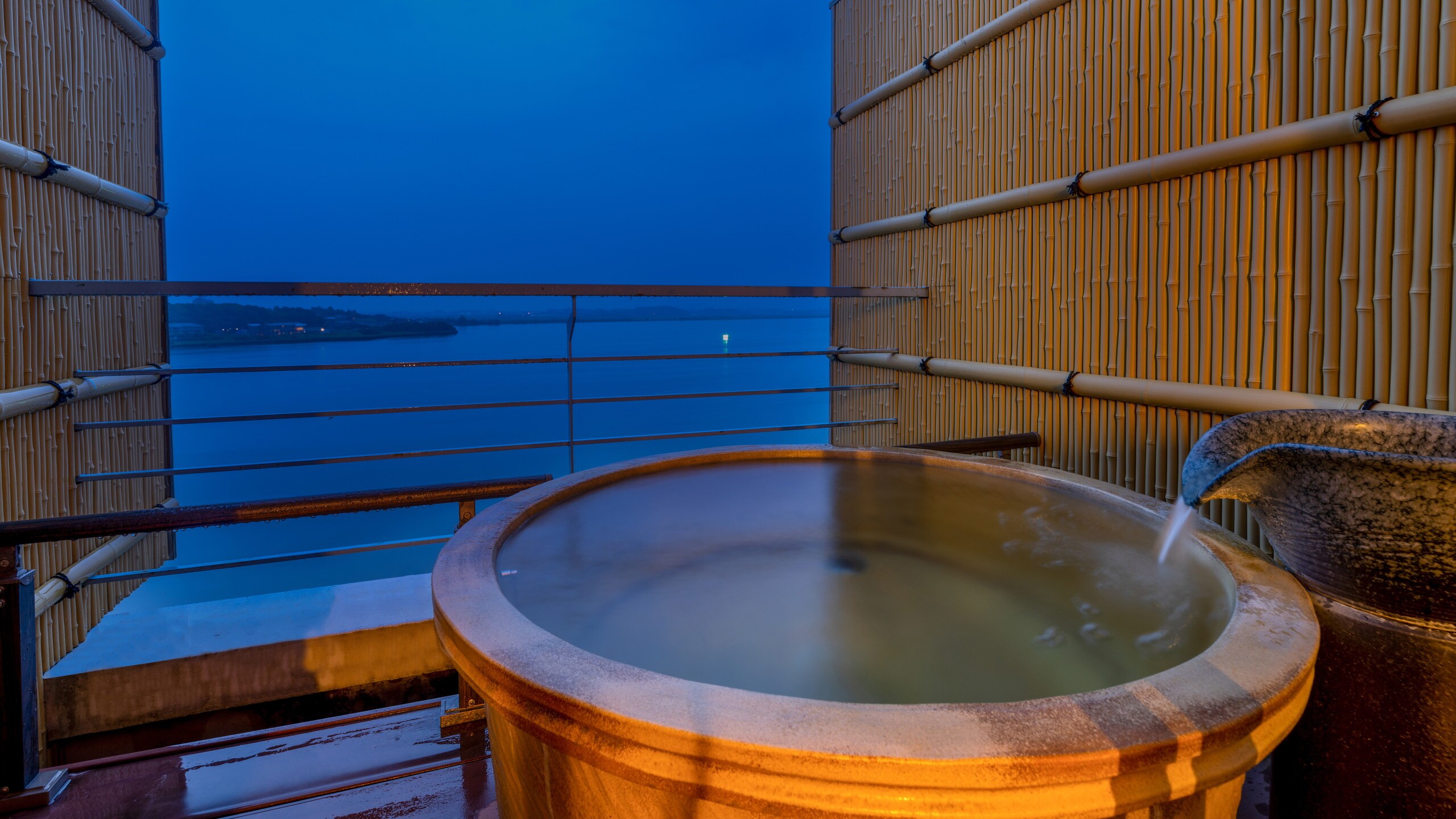 [Top floor Japanese-style room] Open-air bath in the room