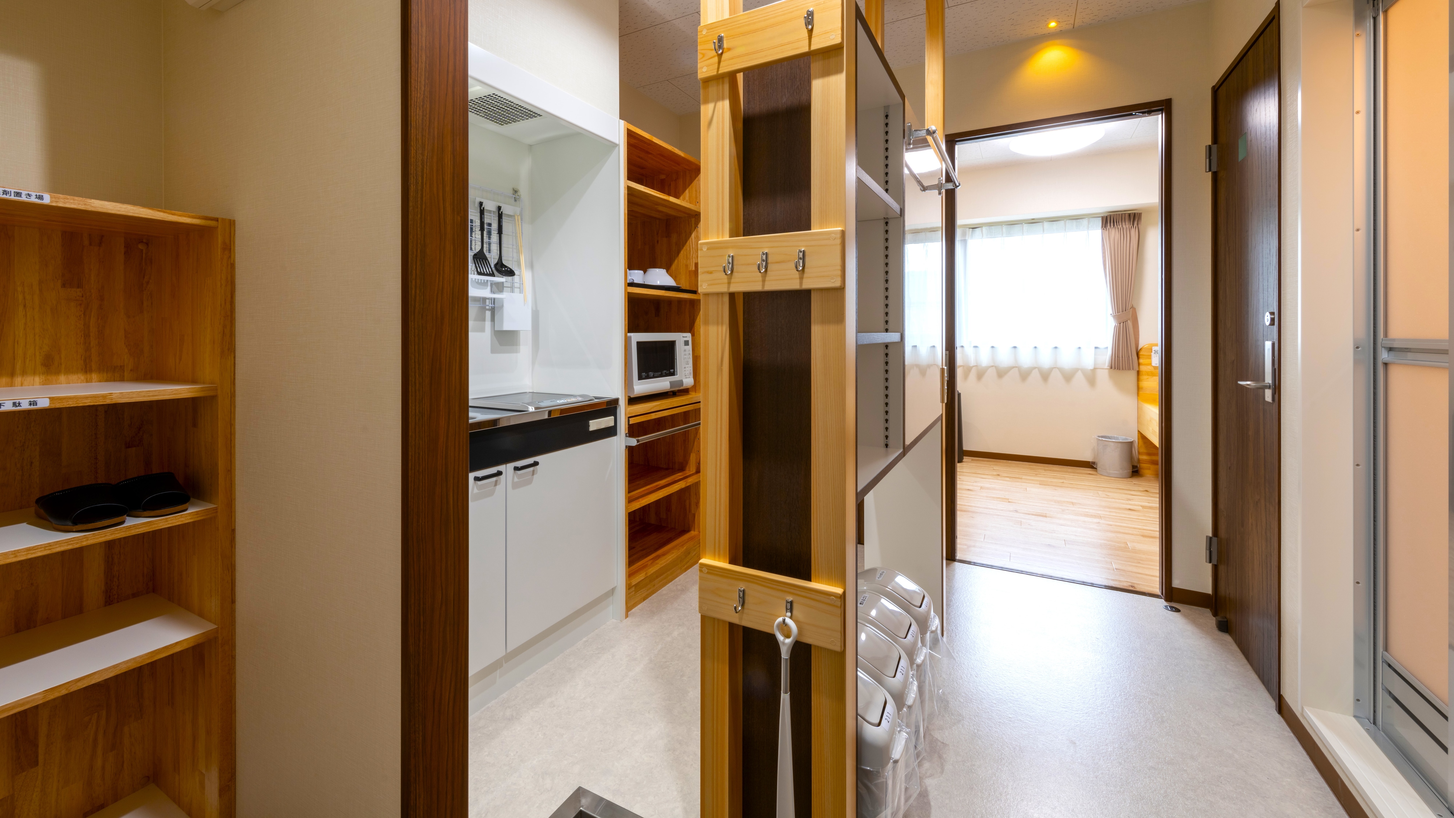 An image of a guest room in the annex (CASA building). Equipped with convenient facilities such as a dryer, washing machine, microwave, and kitchen.