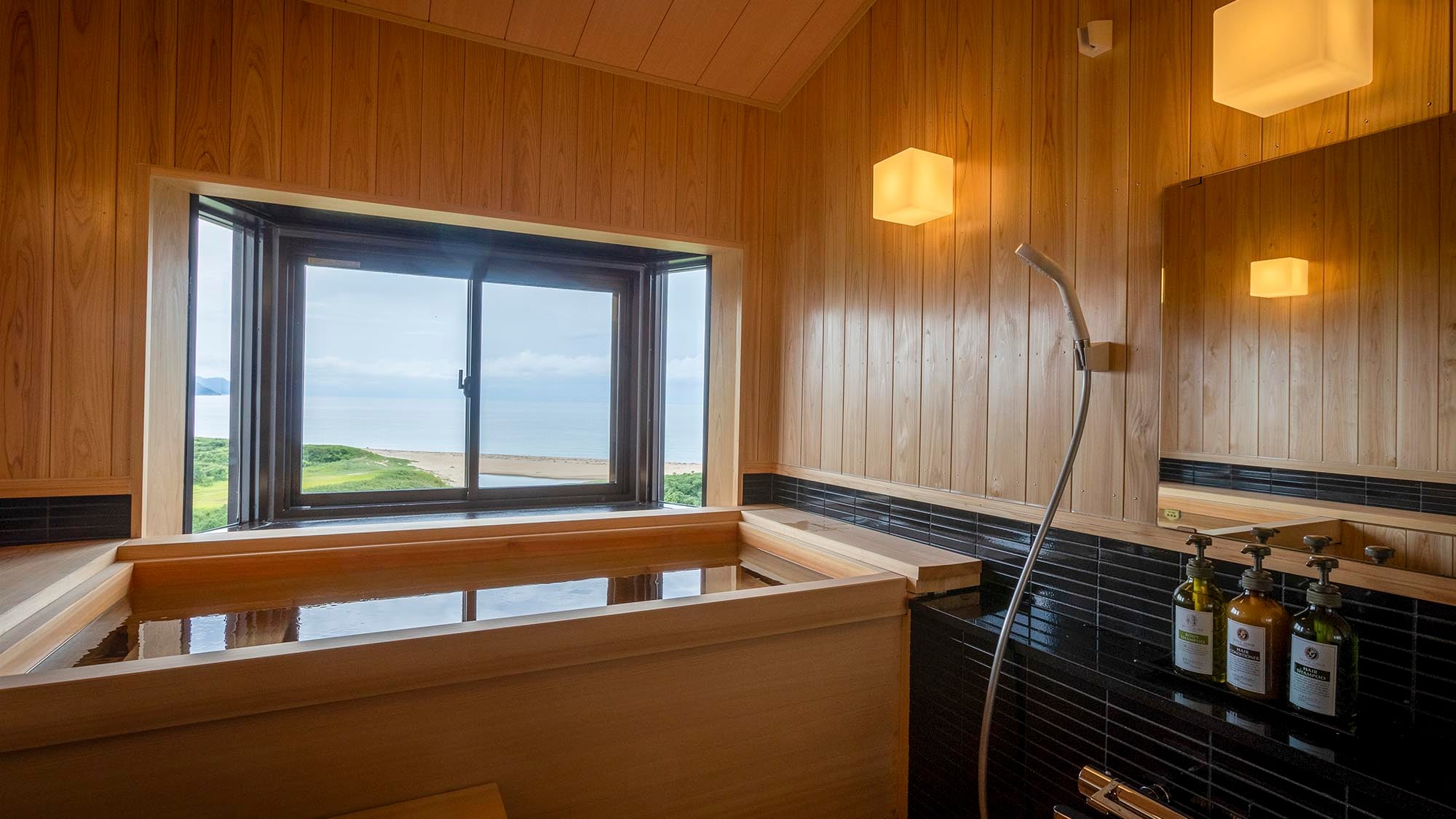 [Guest Rooms] Bow Japanese-style Room - Oceanfront Captain's Cabin - Bathroom [Example]