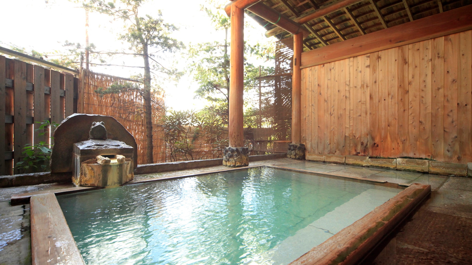Open-air bath for women. Please enjoy the famous hot spring "Shirahata no Yu" slowly.