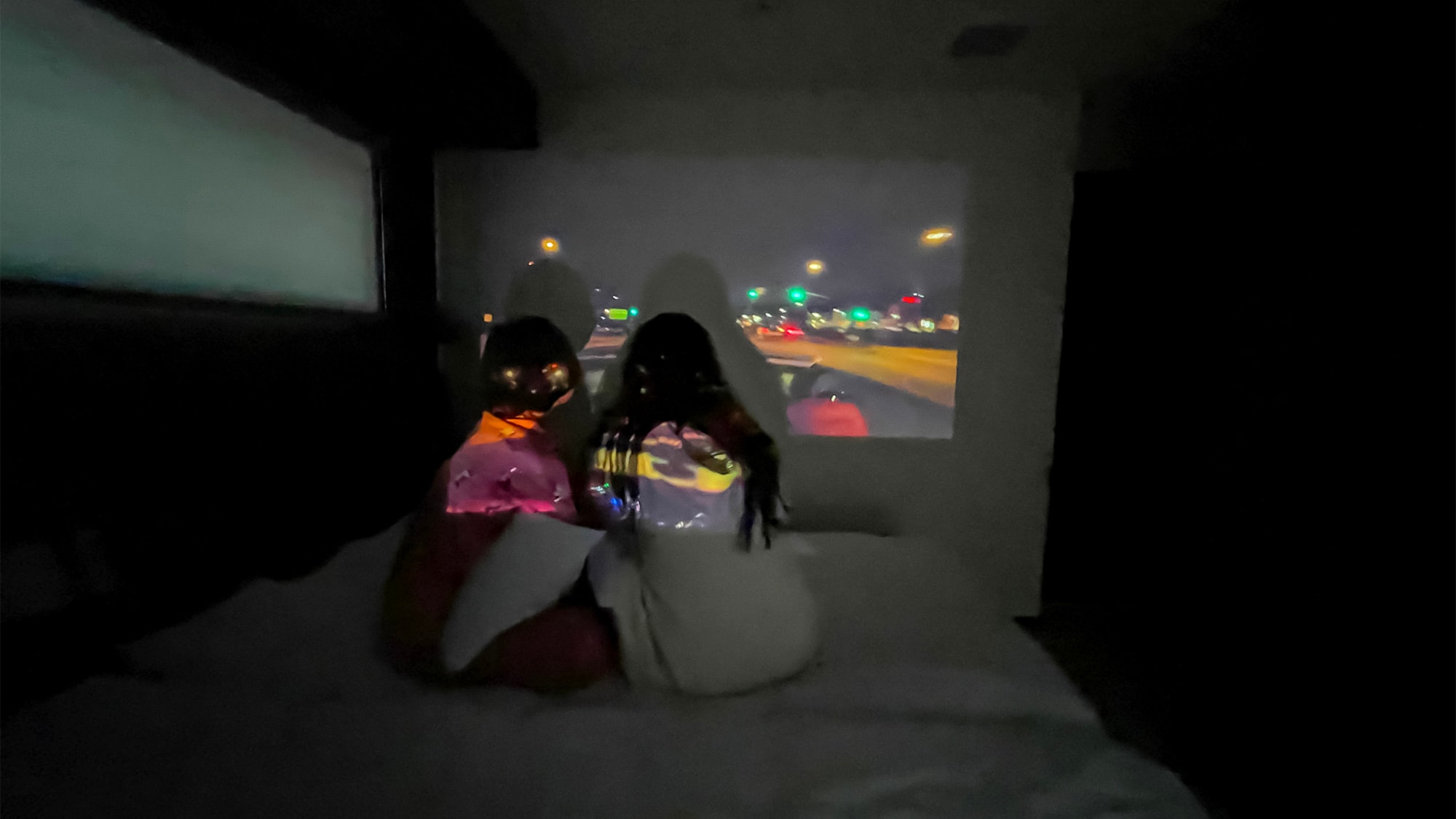 ・ You can enjoy your favorite movies and music on the big screen by connecting the theater room / your own smartphone.