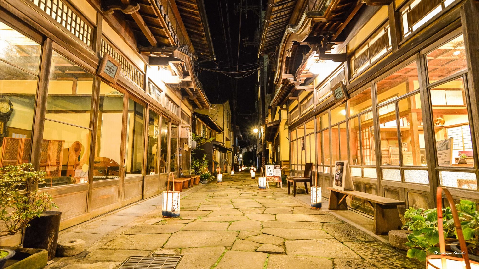 【美保館　本館とはなれ】青石畳通りを挟んで向き合うように建つ両館