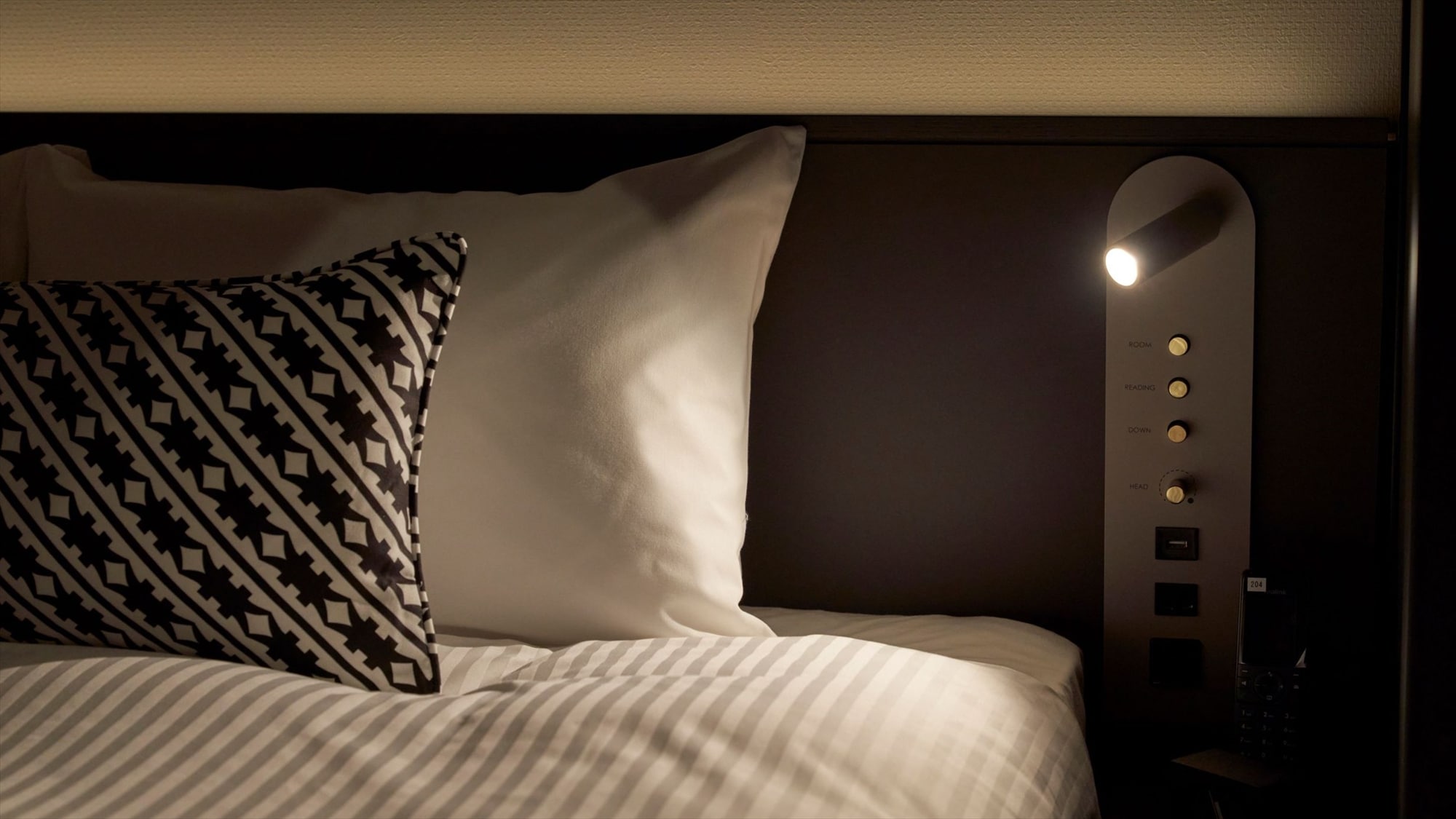 [Common room facilities] There is a bed light at the bedside.