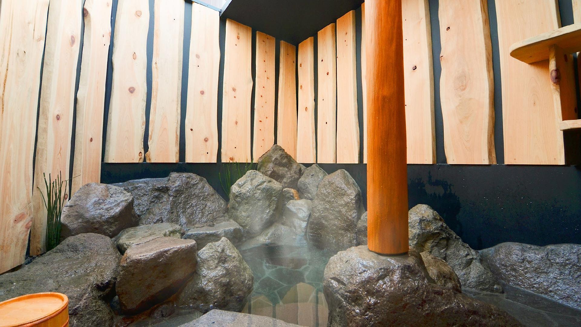 ・Spring Moon Night: Open-air bath