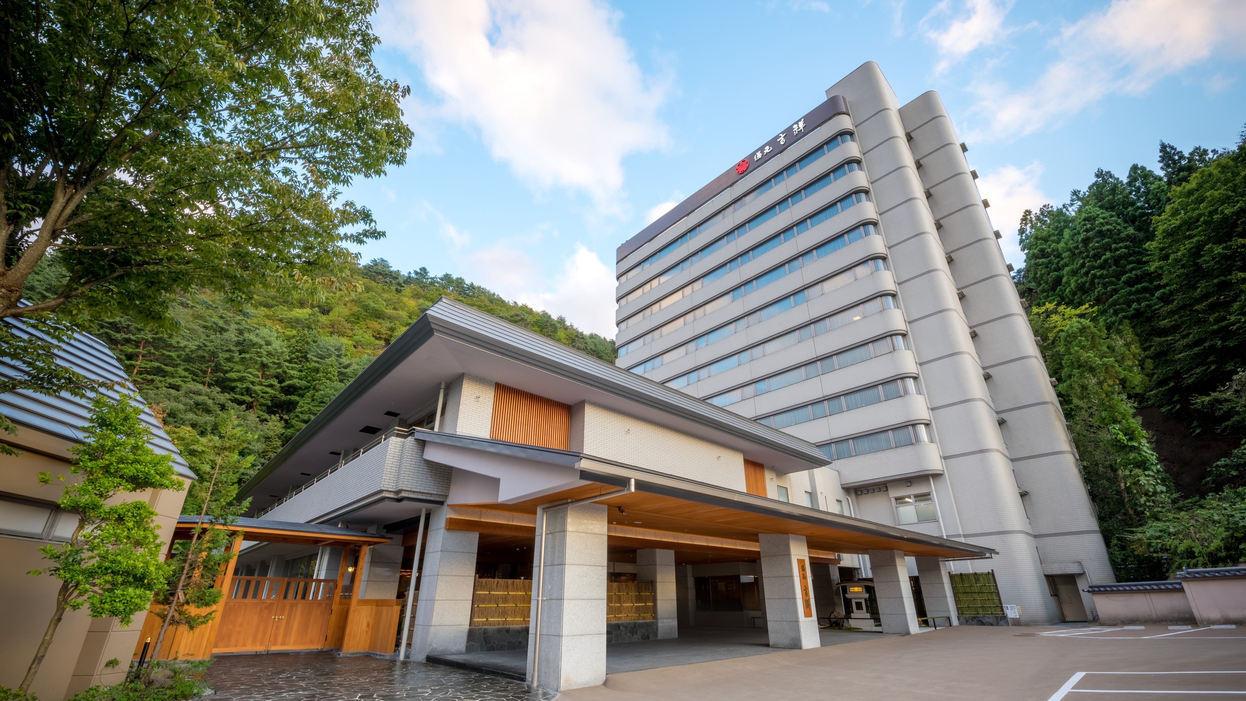 【外観】鳴子温泉郷の一番の高台に！奥羽山脈の美しく壮大な山並みを、パノラマでご覧いただけます