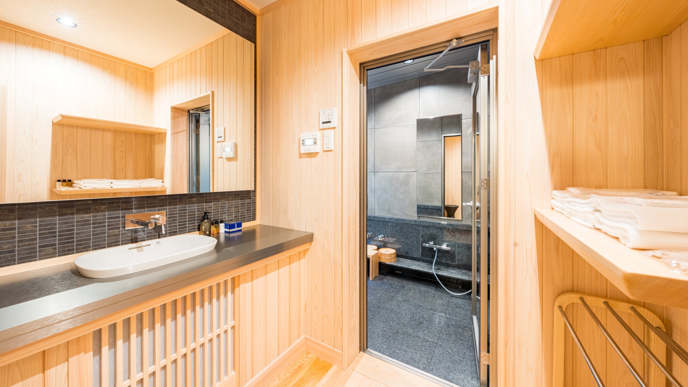 [100 square meters + 70 square meters of garden] An example of the luxury suite "Tsukiwa" with a semi-open-air bath