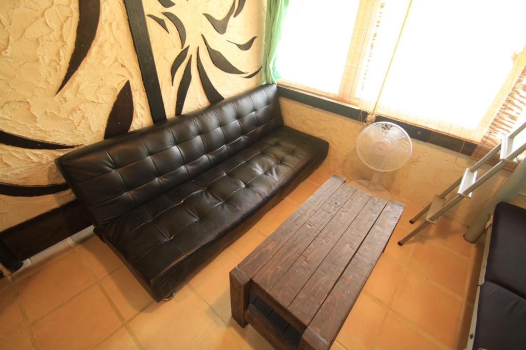 Simple private room sofa, Italian tile floor, Okinawa plastered wall
