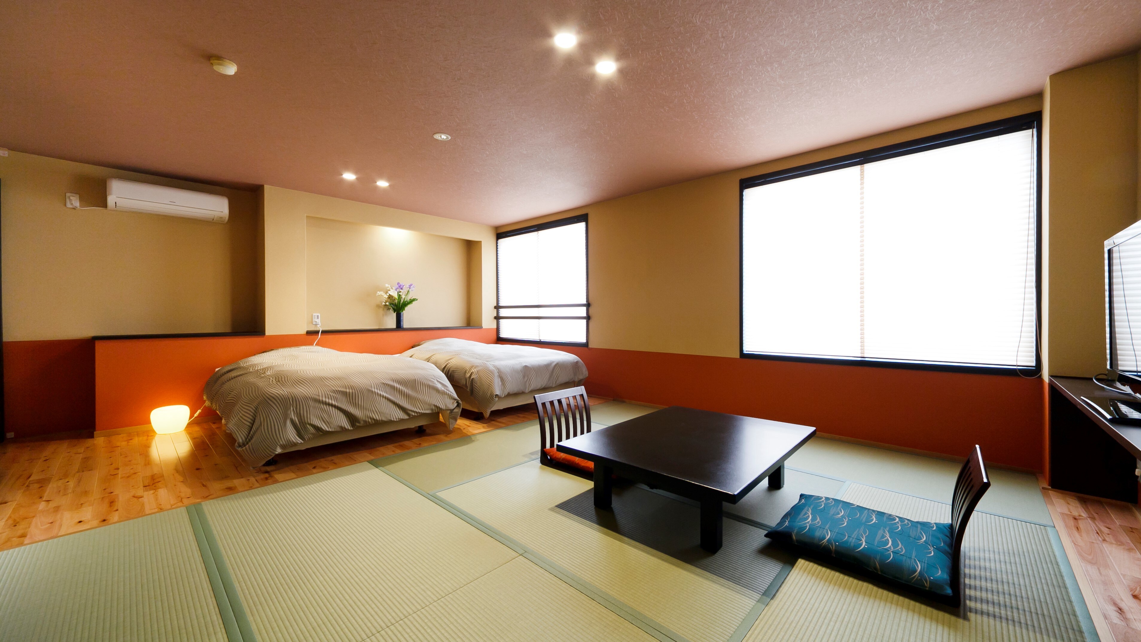 [Kamar bergaya Jepang-Barat sisi gunung] 16 tikar tatami, 2 tempat tidur semi-double, bak mandi cemara dengan toilet cuci, kamar bebas rokok