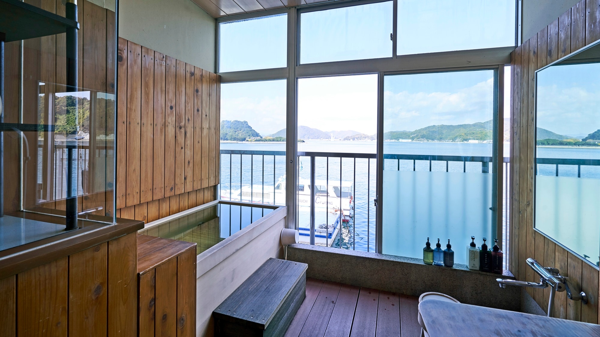 *[Room] Guest room with semi-open-air bath