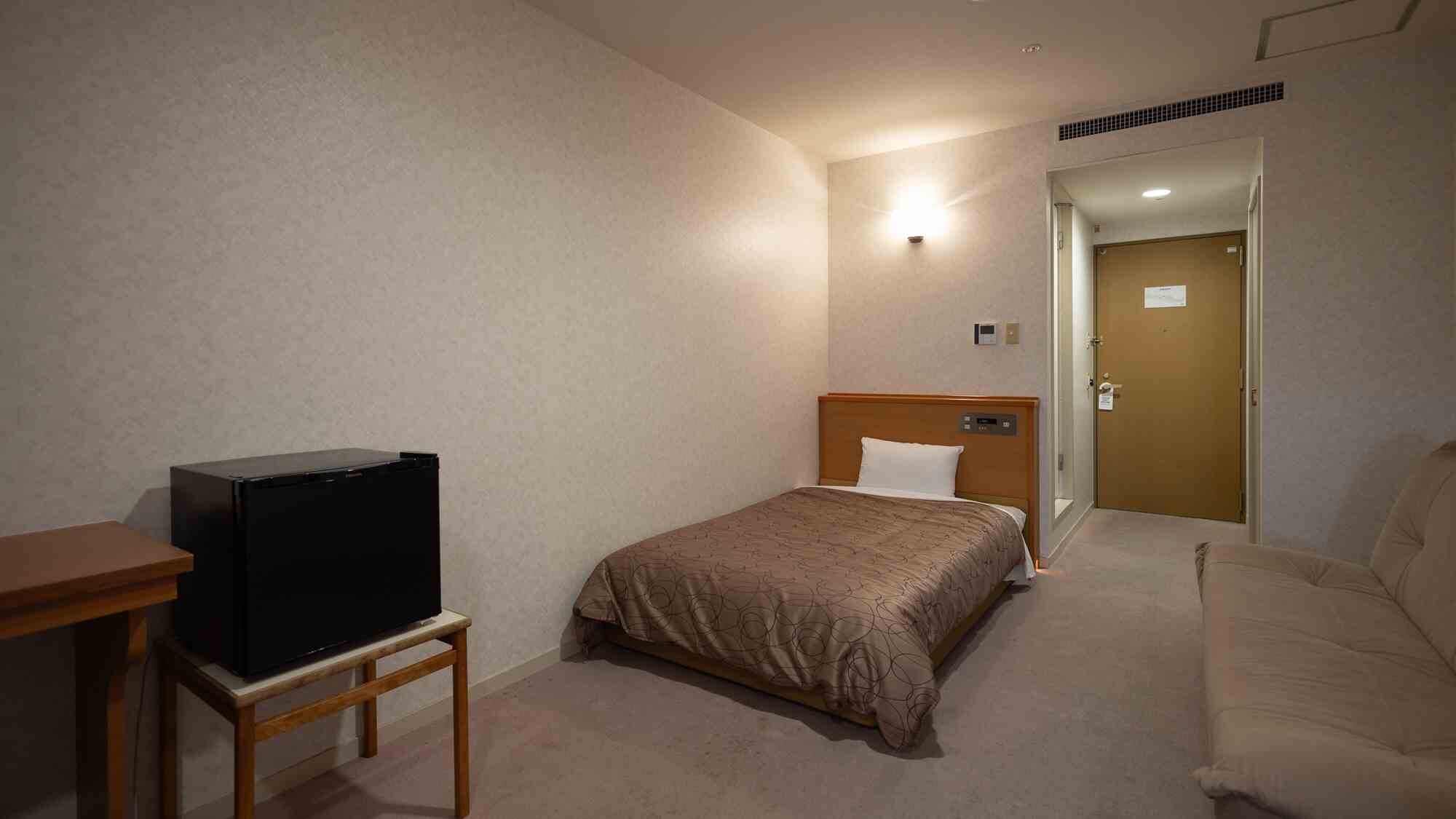 [Main building] Semi-double room, facing the window