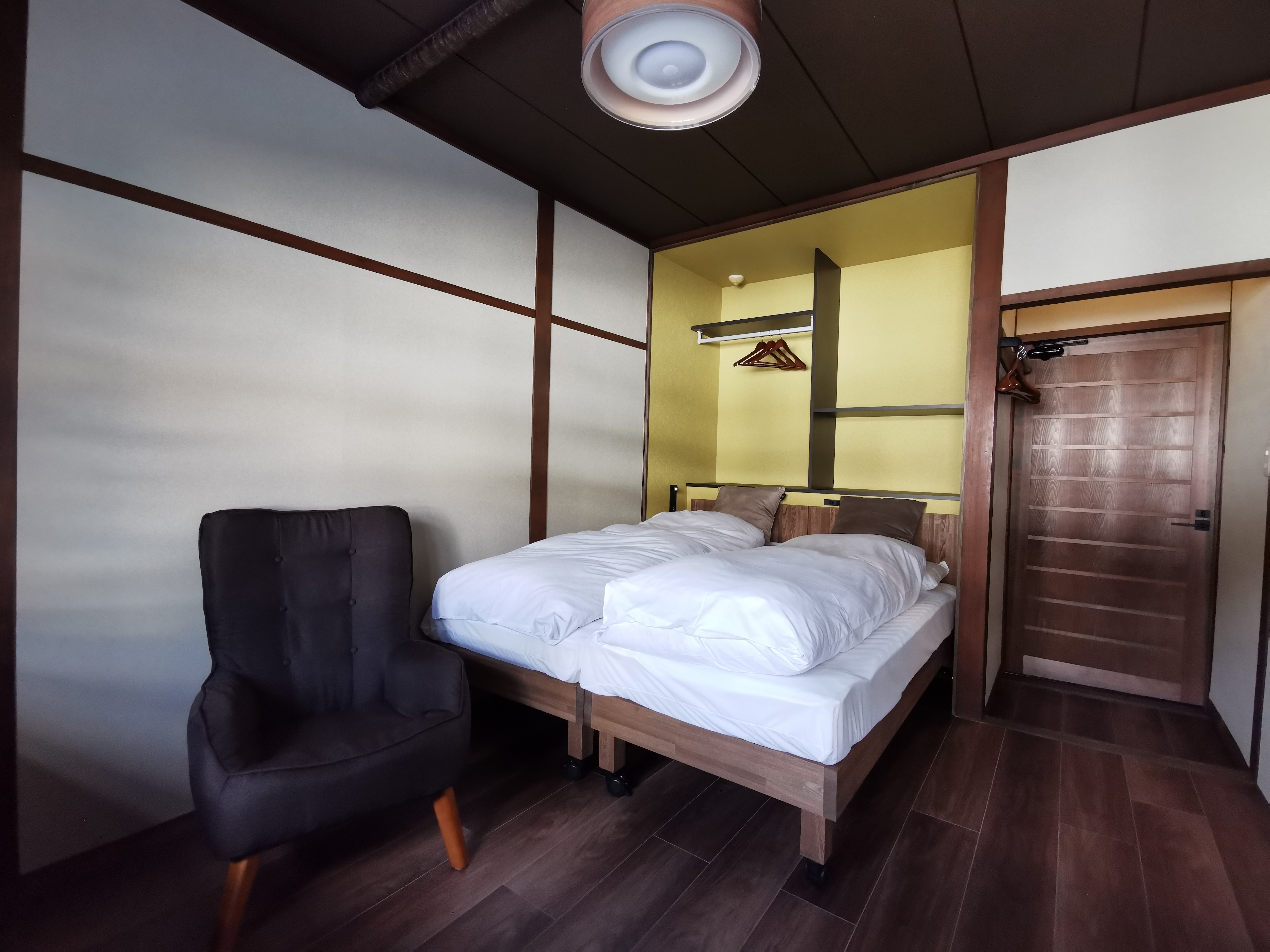 Phòng đôi sạch sẽ theo phong cách phương Tây