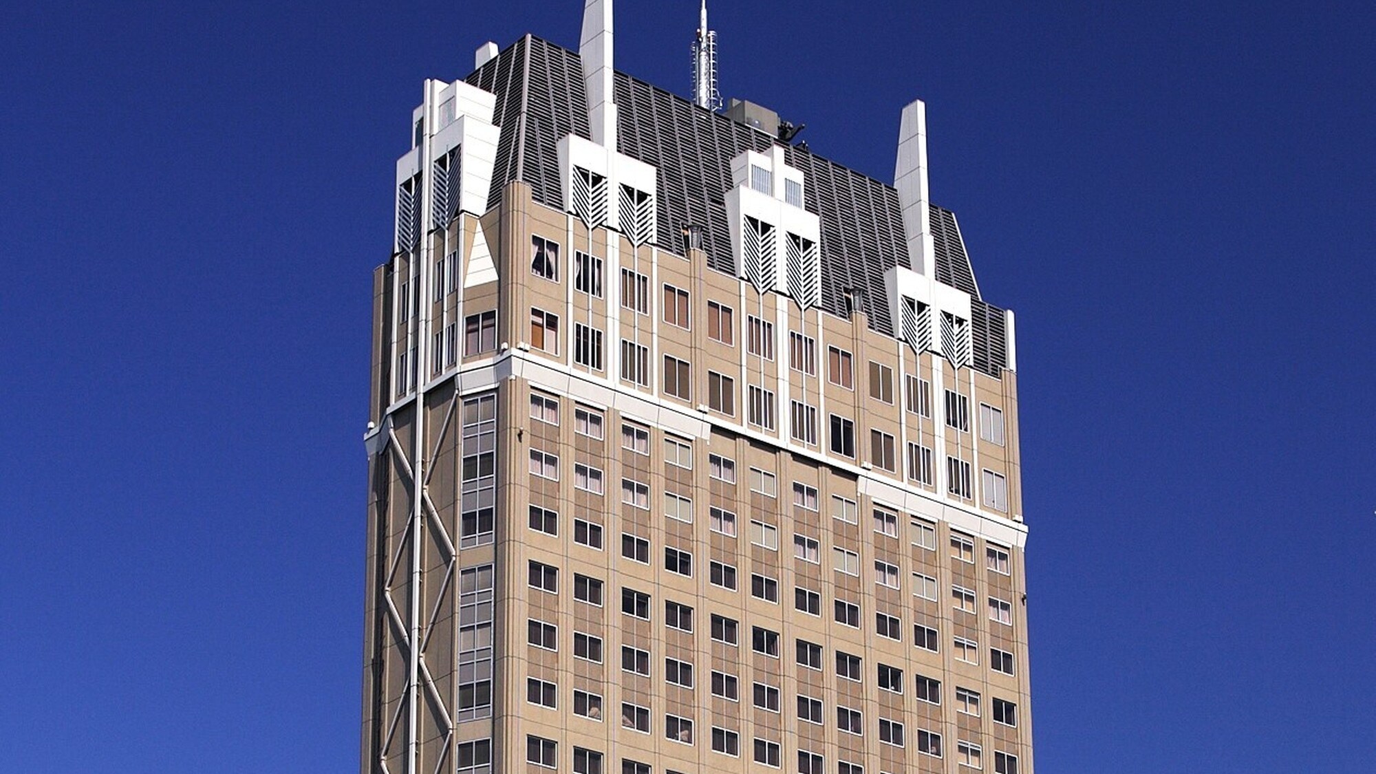 ◇ภายนอก: ตั้งอยู่บนถนน Heiwa Boulevard ซึ่งทอดยาวจากตะวันออกไปตะวันตกผ่านใจกลางเมือง